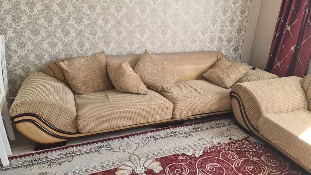 Продается комплект мягкой мебели: диван, два кресла, софа и столик
