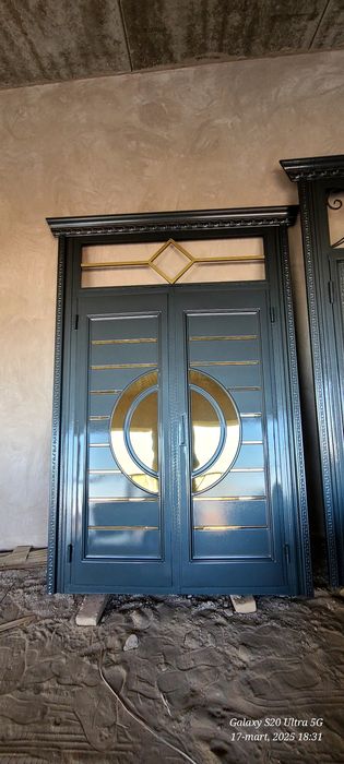 Темир ешик сотилади  деворга кирадиган размери 1.40*2.40 нархи