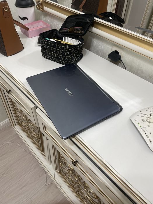 Ноутбук asus.