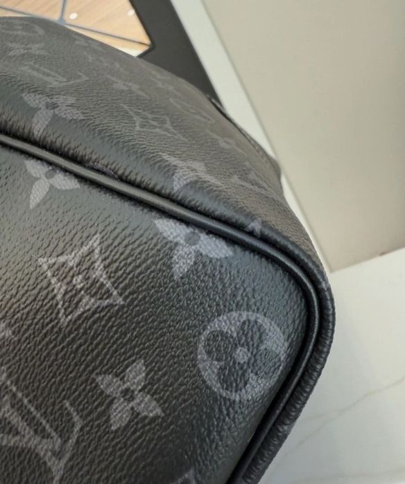 Geanta voiaj unisex, logo metalic, feronerie metalica inscriptionata, curea detasabila umăr, saculet, etichetă