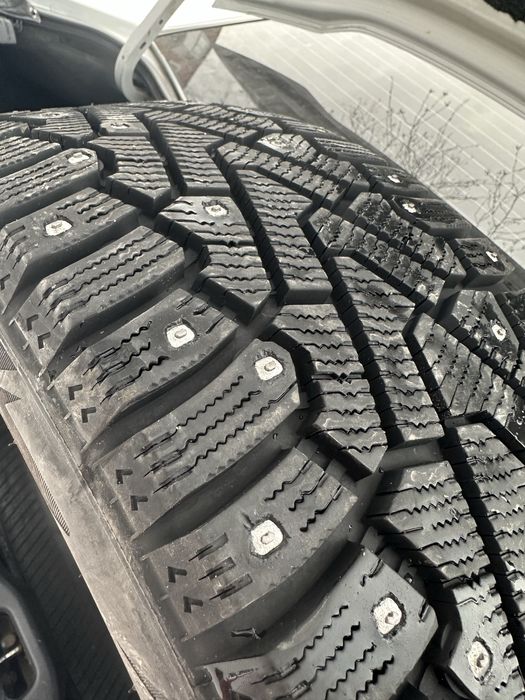 Продам зимние шипованные шины.