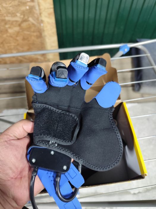 Перчатка тренажер для реаблитации рук