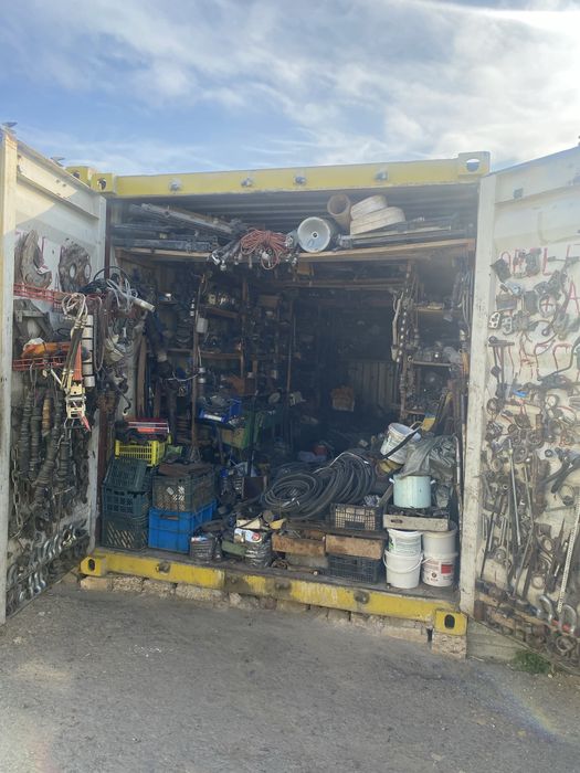 Сары базар ішінлегі темір терсектерімен