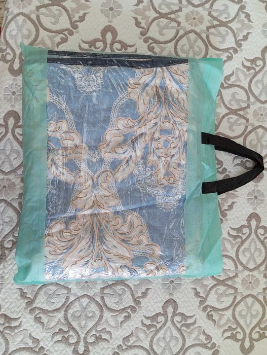 Продам покрывало голубое с узором.