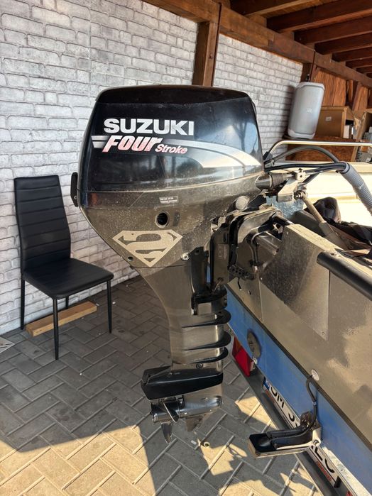 Barca de pescuit cu motor