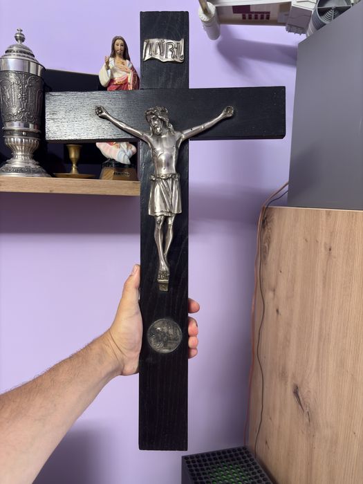 Cruce (crucifix) din lemn masiv, înălțime aproximativ 60 cm, cu figură metalică a lui Isus răstignit.