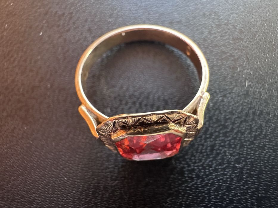 Inel Art Deco cu montura gravata si topaz imperial