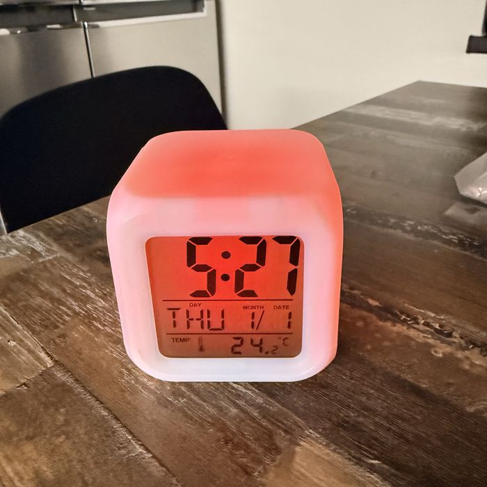 Ceas patrat LED cu termometru!