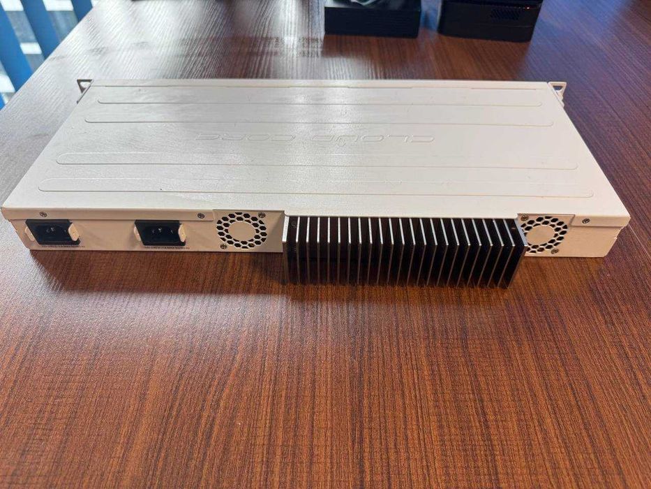 Router profesional MikroTik CCR2004-1G-12S+2XS – 12x SFP+ + 2x 25G