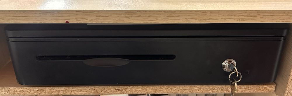 Сейф и стол для магазина