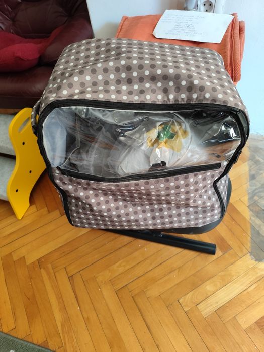 Vând două genți transport animale de companie.