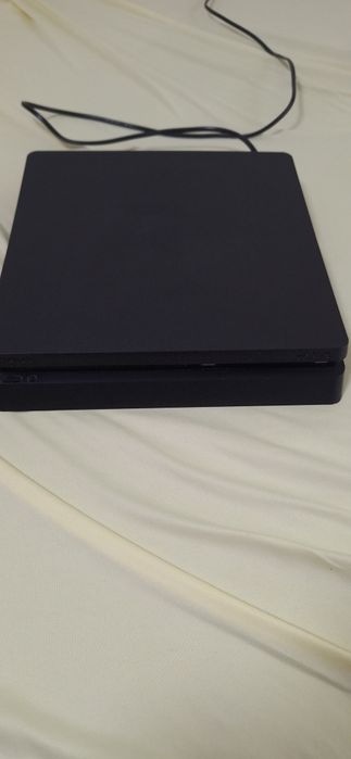 Vând ps4+2 controlere+stație de încărcare pt controlere+10 jocuri