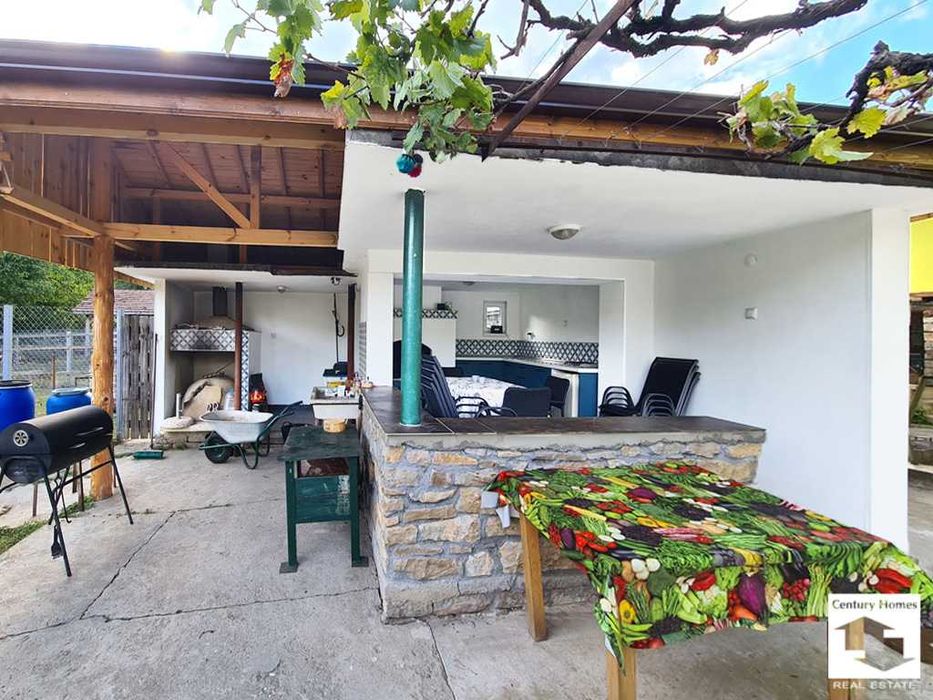 175101 Масивна къща с голям двор и кладенец  в село Петко Славейков