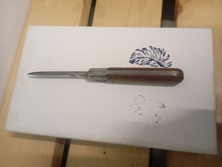 Vând briceag vechi ww 2 în stare bună, fără jocuri