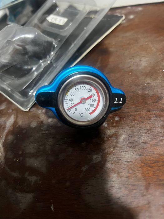 Крышка радиатора с термометром.