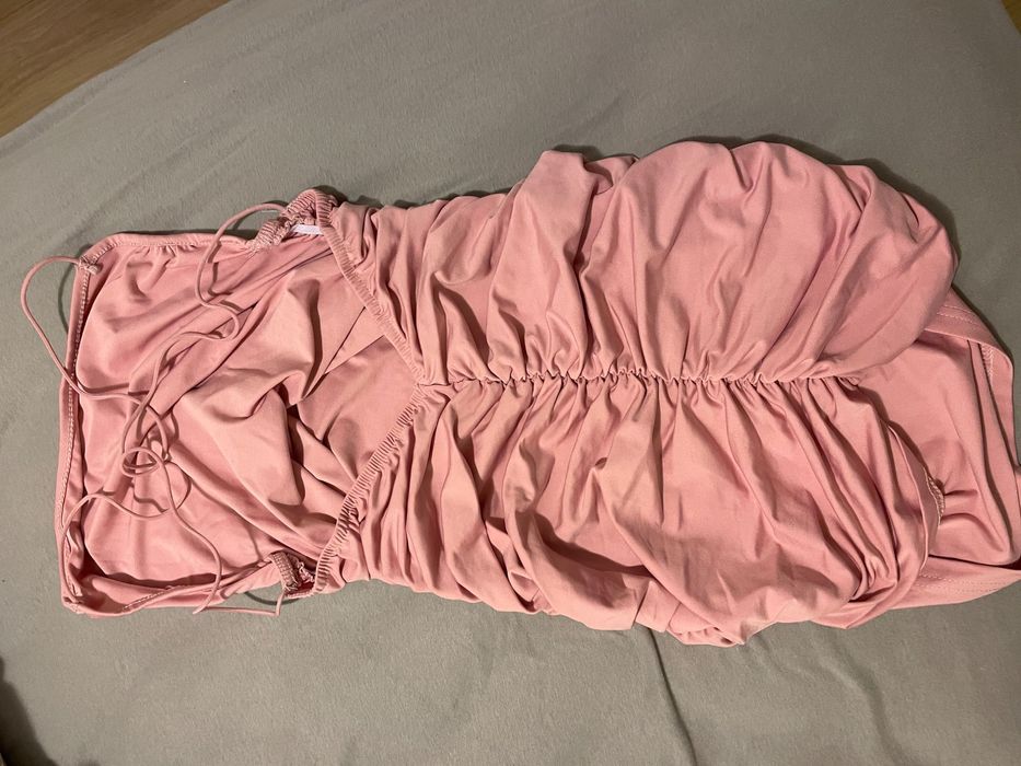 Елегантни рокли с гол гръб