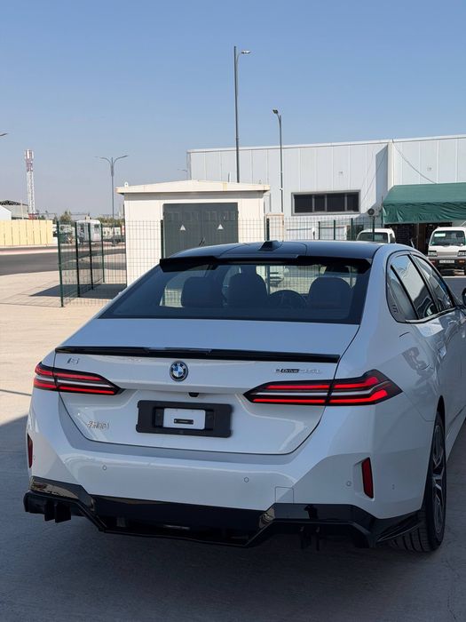 Bmw i5 35L 2024-Yil 15min yurgan ful obves + dop option
