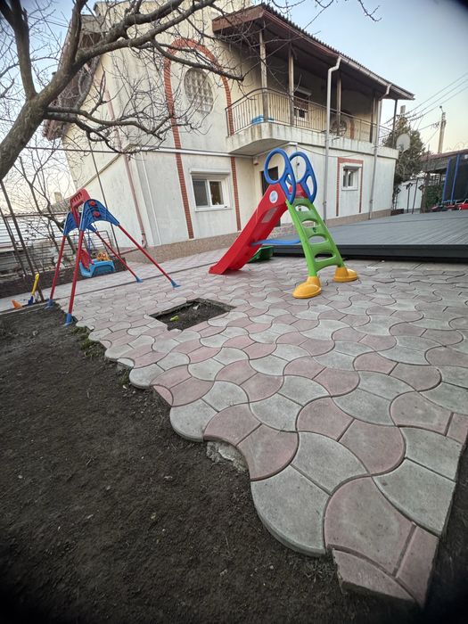 Vand casa cu piscina