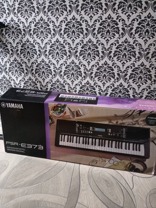 Продаю синтезатор Yamaha PSR - E373 с подставкой