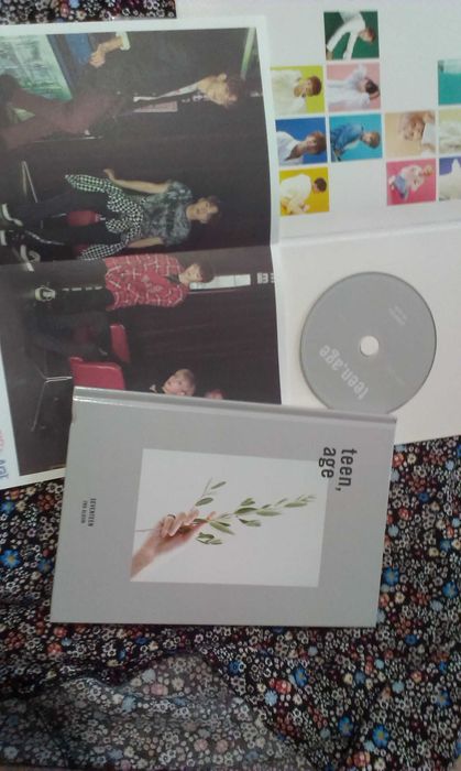 Колекционерски K pop албуми, картички и други в снимките