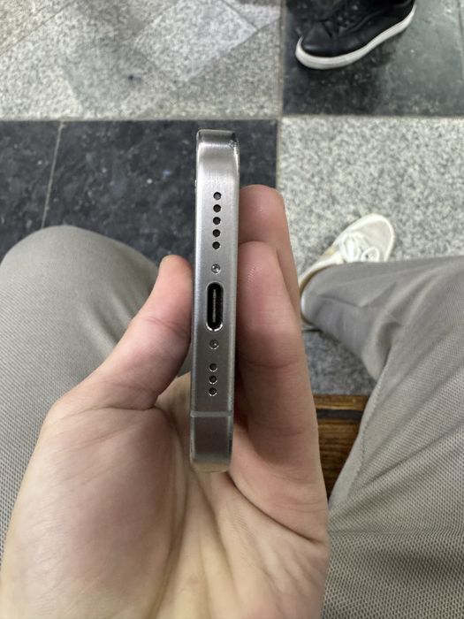 Iphone 15 pro (natural)