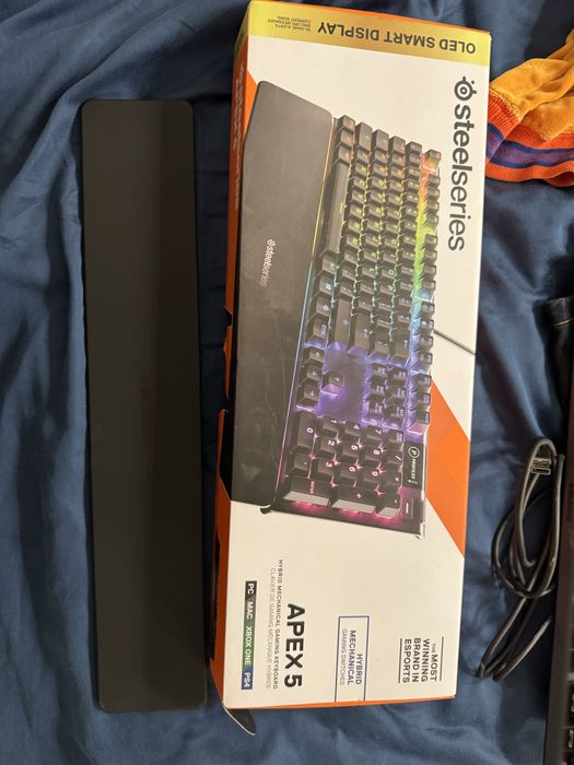 Tastatura gaming steelseries apex 5 cu rgb, chei mecanice, stare impecabila.