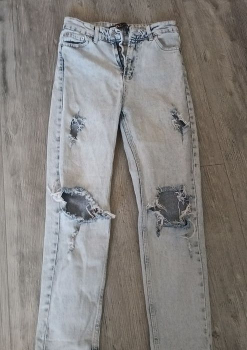 Скъсани    дънки