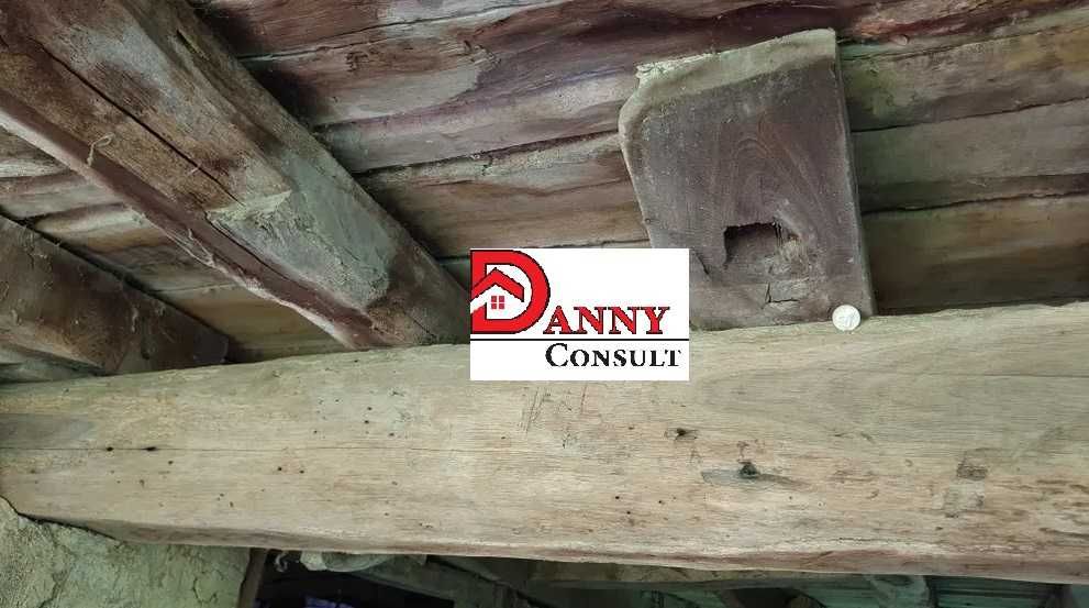 Стара къща с двор в с. Врабците