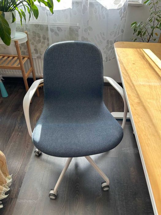 Birou Ikea (Bekant) si scaun  Ikea (Jangfjall)