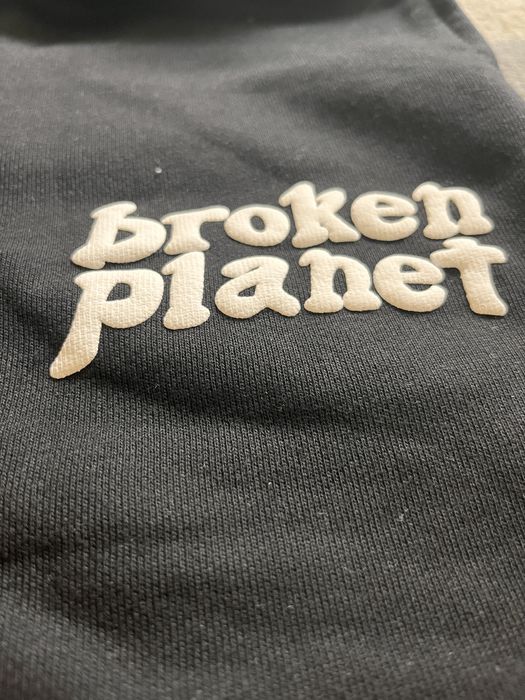 Черни broken planet къси гащи