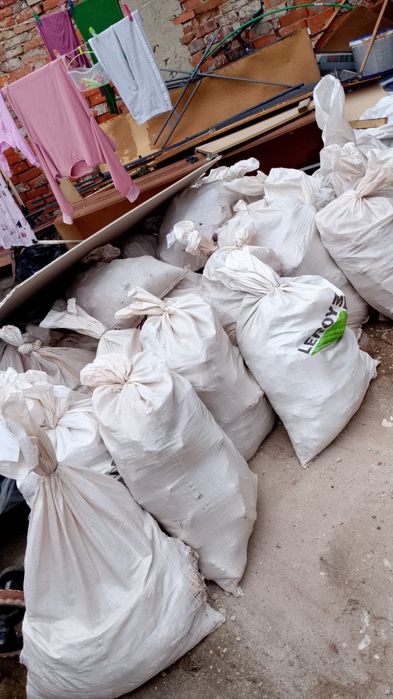 Denarasez  ridic moloz si deseuri la sac