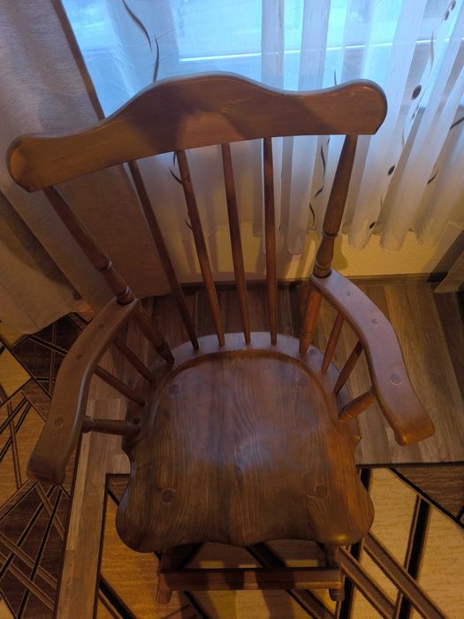 Дървени люлеещи се столове