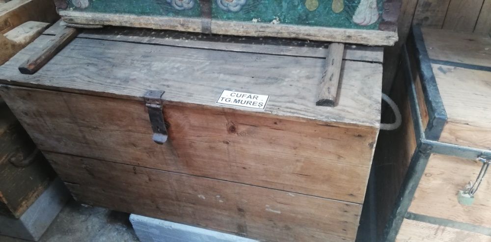 Lada din lemn veche (cufar), decorativ, rustic
