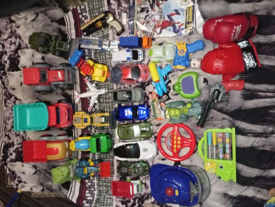 Продам игрушки для мальчика