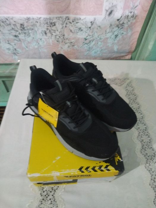 Кроссовки новый размер 42