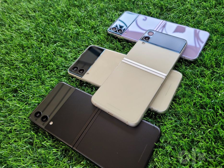 Samsung Galaxy Z Flip 3. OzU 8 GB. Joyi 256 GB. Aybi yoq zo'r tel