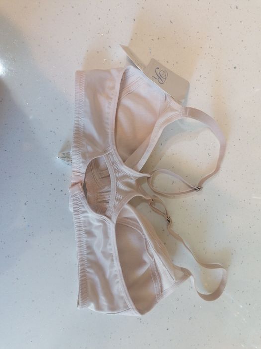 Sutien nou cu etichetă crem mărimea 75 b