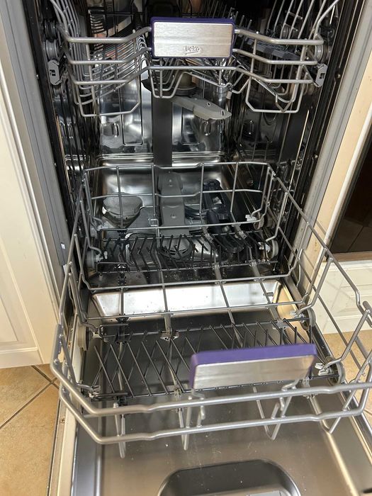 Съдомиялна Beko DIS48120 за части - отлични кошници и помпа