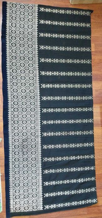 Costum popular cusut cu fir metalic