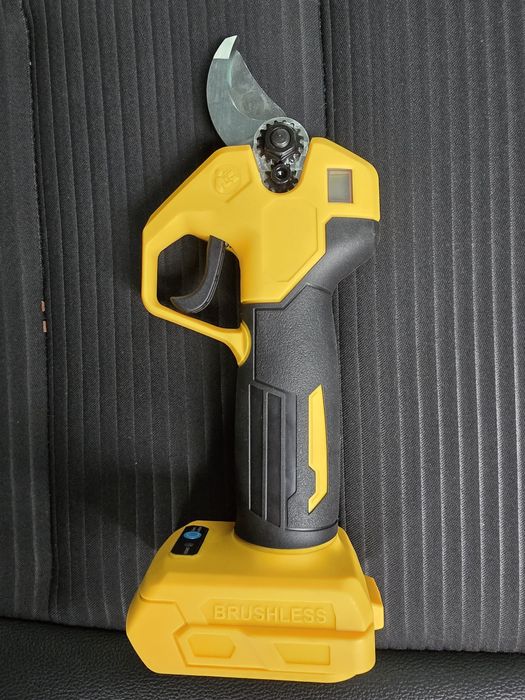 Vând foarfeca pomi care merge cu baterie dewalt de 18v