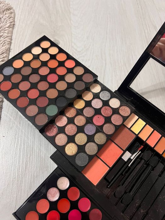 Trusa machiaj putin folosita decât 2 culori