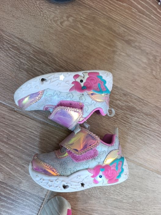 Adidași Sketchers și Adidas Nr 21