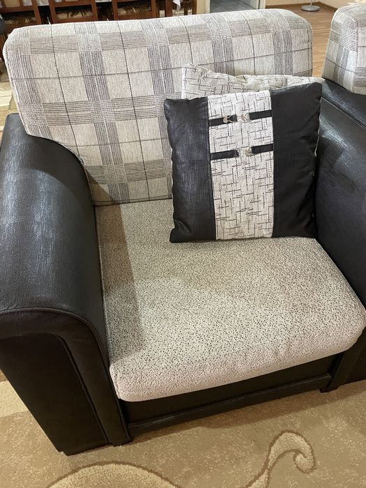 Диван раскладной с двумя креслами и подушками