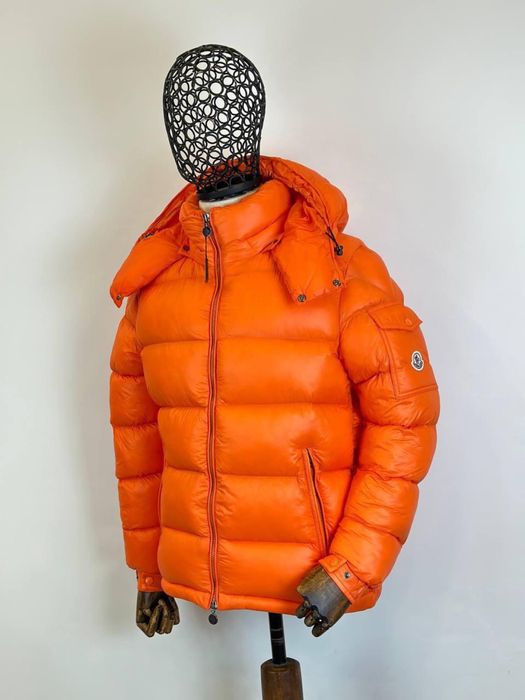 Geaca moncler gri si portocalie puf si nfc