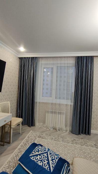 Продам шторы 4 м с тюлью.