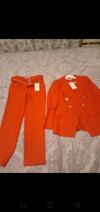 Женский костюм красный