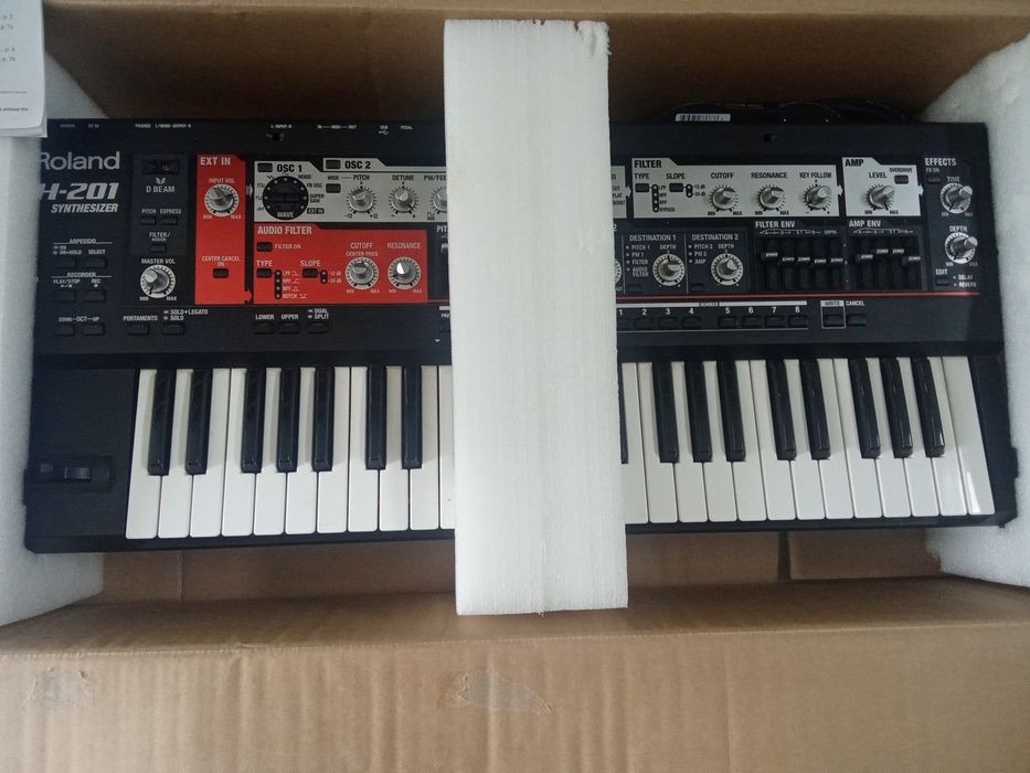 Vând orga  Roland sh 201