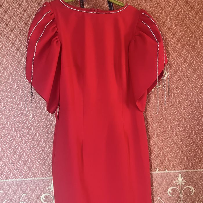 Платье красного цвета