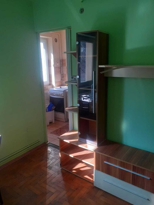 Apartament cu 3 camere de închiriat