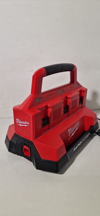 Statie incarcare Milwaukee packout  an 2026 Rapid chargher Milwaukee